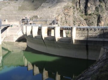Foto panoramica della diga di Rosamarina