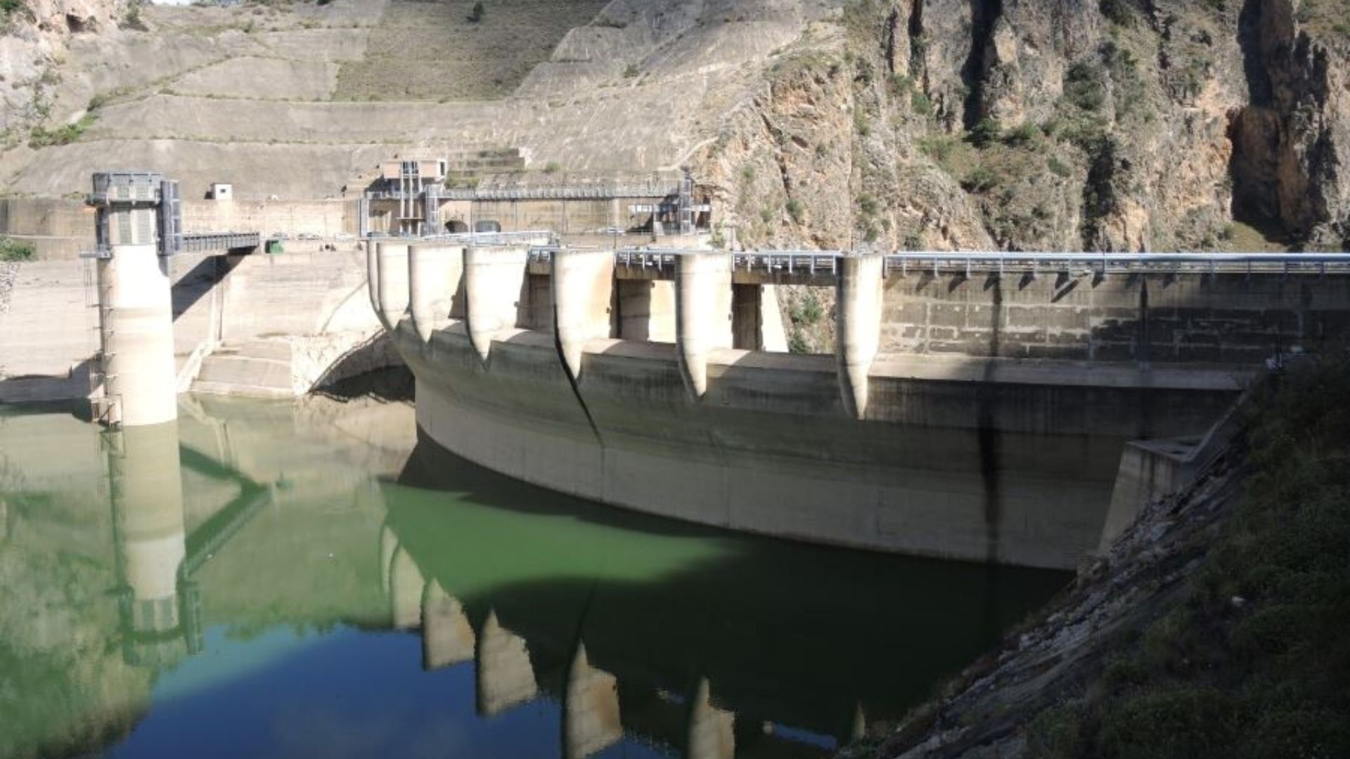 Foto panoramica della diga di Rosamarina